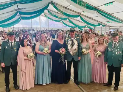 Nebenk&ouml;nigspaar Peter Grever und Elena Grever, Ehrendame Clara Gerdes, K&ouml;nigspaar Helma und Uwe Gerdes, Ehrendame Anna Gerdes, Nebenk&ouml;nigspaar Tanja Tabeling und Ludger Tabeling.