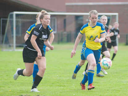 Die Fu&szlig;ballerinnen aus Gro&szlig;enmeer (in Gelb, hier im Spiel gegen die SG am Meer) spielten gegen Oldenburg/Huntlosen remis.