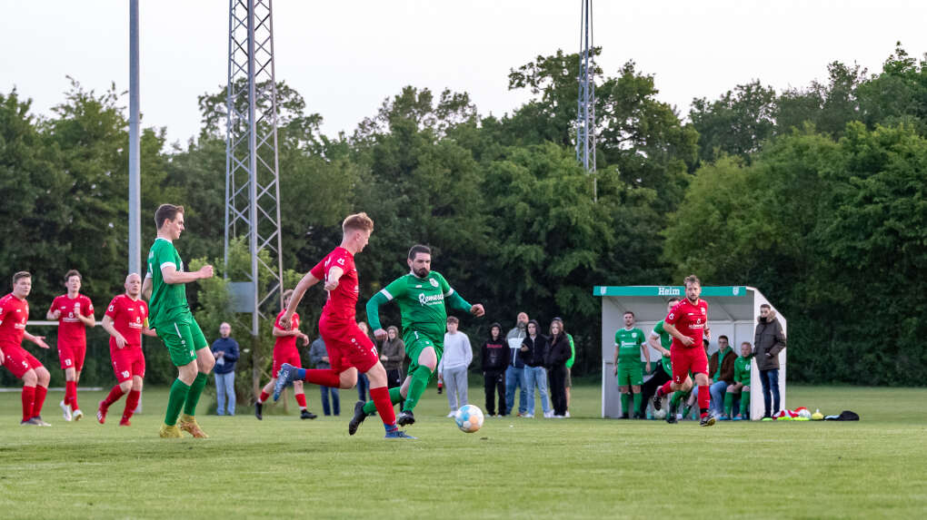 
Die Spieler Hansa Friesoythes (in Grün) mühten sich im Heimspiel gegen den BV Kneheim vergeblich. Sie konnten den Abstieg nicht verhindern.
Olaf Klee
