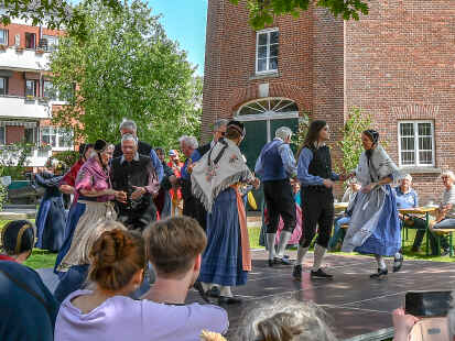 In traditioneller Tracht zeigten die Volkstanzgruppen ihr K&ouml;nnen auf der B&uuml;hne am Fu&szlig;e der Vareler M&uuml;hle.