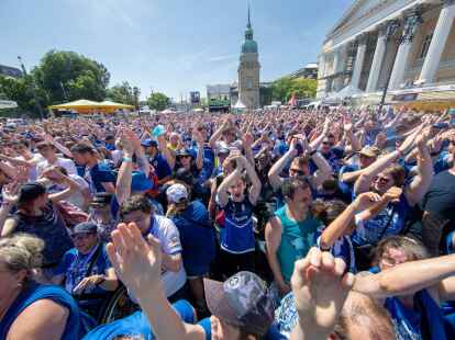Auf dem Karolinenplatz in der Innenstadt von Darmstadt feiern zahlreiche Fans den Aufstieg.