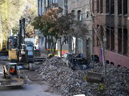 Arbeiter bereiten sich auf den Abriss der fr&uuml;heren Hutfabrik vor, die bei dem Brand in Sydney schwer besch&auml;digt wurde. In dem leerstehenden Geb&auml;ude hatten vor dem Feuer Obdachlose Unterschlupf gefunden.