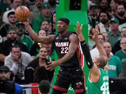 Jimmy Butler (l) von Miami Heat in Aktion mit Al Horford von den Boston Celtics.