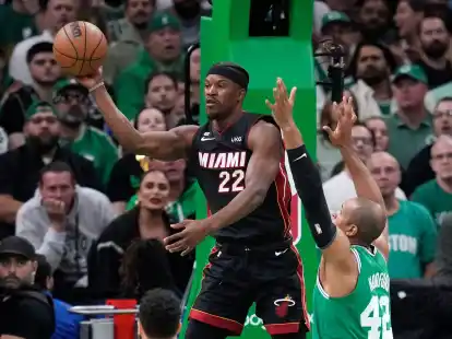 Jimmy Butler (l) von Miami Heat in Aktion mit Al Horford von den Boston Celtics.