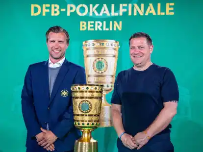 Treffen in Berlin im Pokalfinale aufeinander: Frankfurts Markus Kr&ouml;sche (l) und sein Leipziger Gegen&uuml;ber Max Eberl.