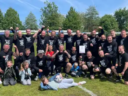 Freude pur bei den „Spaß-Kickern“ vom FC Frisia: Die Truppe hatte gerade den ärgsten Verfolger geschlagen und sich den Titel gesichert.