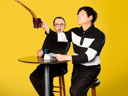 Die Br&uuml;der Ron (l) und Russell Mael legen ihr neues Album &laquo;The Girl Is Crying In Her Latte&raquo; vor.