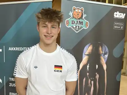Zufrieden ist der Vareler Luca Mathis Jantzen von den deutschen Jahrgangsmeisterschaften der Schwimmer aus Berlin zurückgekehrt.