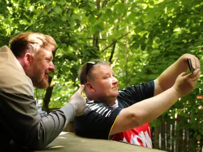 Wilke Zierden posiert im Caf&eacute;-Garten mit einem Fan f&uuml;r ein Selfie.