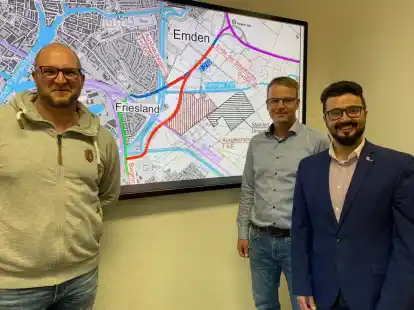 Stellten den aktuellen Stand des Gro&szlig;projekts Friesland-Umgehung vor (von links): Florian Pfaff, Markus Dinkela und Yasin Kilic von der Landesstra&szlig;enbaubeh&ouml;rde in Aurich.