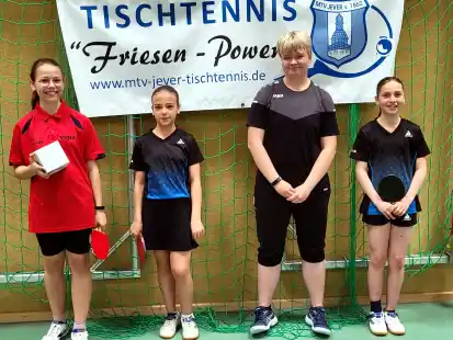 Hatten beim Kids-Race-Turnier bei den M&auml;dchen Grund zur Freude: (von links) Siegerin Leonie Slappa, die Zweite Soey Wittek, die Vierte Nele Potinius und die F&uuml;nfte Charlotte Schumacher