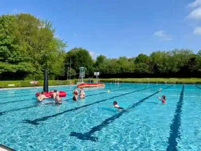 Er&ouml;ffnung des Johann-Rasenack-Freibads in Jever: Trotz vergleichsweise kalter Temperaturen wagten sich die ersten Schwimmer ins k&uuml;hle Nass.