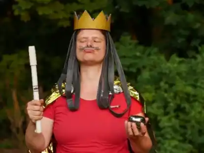 Kindertheater im Kulturgarten M&uuml;ller: Johanna P&auml;tzold als &bdquo;Nachtigallenk&ouml;nig&ldquo;.