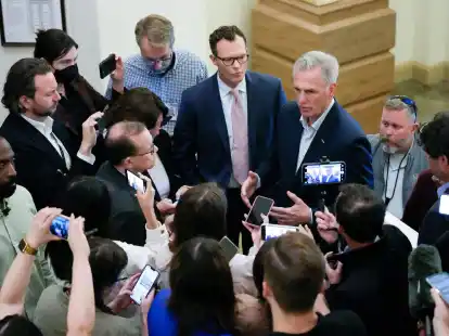 Kevin McCarthy (M-r), Sprecher des Repr&auml;sentantenhauses, hat sich im Schuldenstreit mit US-Pr&auml;sident Joe Biden auf einen&nbsp;Deal geeinigt.