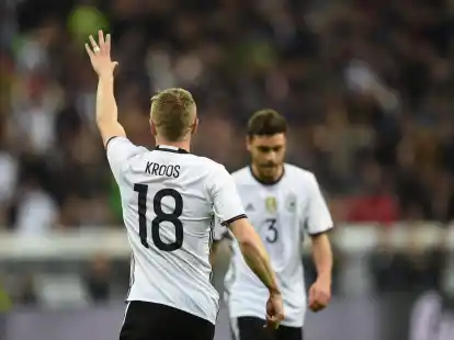 Toni Kroos (l) und Jonas Hector bei einem L&auml;nderspiel gegen Italien im M&auml;rz 2016.