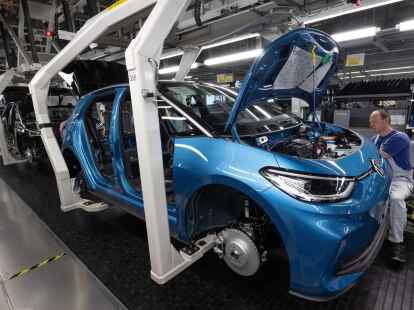 Ein Modell der neuen Generation des ID.3 wird im Werk von Volkswagen in Zwickau montiert.
