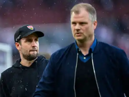 M&uuml;ssen den Weg in die Relegation antreten:&nbsp;Stuttgarts Trainer Sebastian Hoene&szlig; (l) und  Sportdirektor Fabian Wohlgemuth (r).