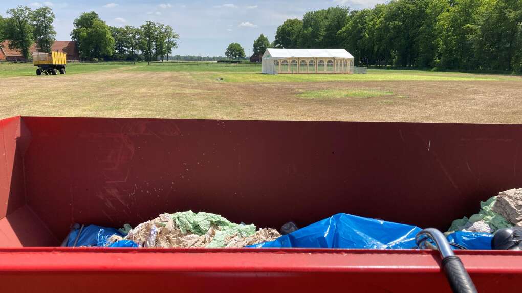 
Relikte des Pfingstballs: Ein Müllcontainer, ein Zelt und Pfingstbäume erinnern noch an die Veranstaltung an Pfingstsonntag.
Reiner Kramer
