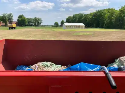 Relikte des Pfingstballs: Ein M&uuml;llcontainer, ein Zelt und Pfingstb&auml;ume erinnern noch an die Veranstaltung an Pfingstsonntag.