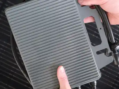 Der sogenannte Wechselrichter einer Solaranlage der Leipziger Firma Priwatt. Die Firma fertigt sogenannte Balkon-Kraftwerke f&uuml;r Wohnungen.