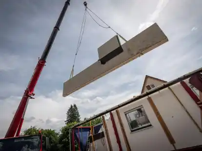 Geht schnell, aber geht es auch immer problemlos? Beim Bau eines Fertighauses sollten Bauherren sich keineswegs einfach zur&uuml;cklehnen.