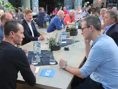 VfB-Talk dabei:  VfB-Geschäftsführer Michael Weinberg (hinten links) und Oldenburgs Oberbürgermeister Jürgen Krogmann (hinten rechts) stellen sich den Fragen der NWZ-Redakeure.