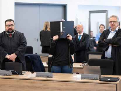 Die Angeklagte (M) steht bei der Fortsetzung des Prozesses im OLG Dresden im Verhandlungssaal.