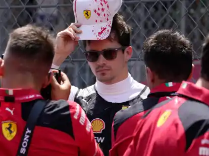 Ferrari-Star Charles Leclerc versteigert seine Rennkleidung f&uuml;r die Unwetter-Opfer in Italien.