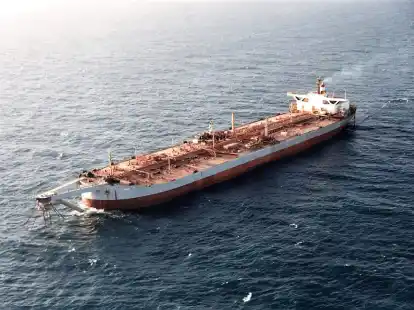 Der verwahrloste &Ouml;ltanker &laquo;Safer&raquo; liegt seit Jahren vor der K&uuml;ste.