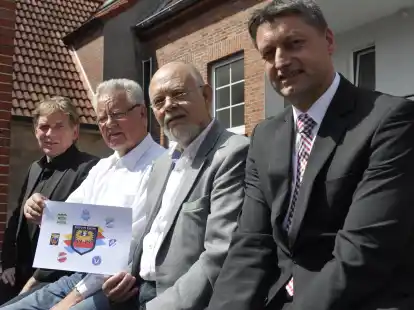 Vor neun Jahren haben sie den Jugendfu&szlig;ballverein &bdquo;Eintracht Emden JFV&ldquo; auf den Weg gebracht und umgesetzt: (von links) Thomas &bdquo;Tom&ldquo; Sprengelmeyer (damals Stadt Emden), Hans-J&uuml;rgen Wehmh&ouml;rner (2014 Stadtsportbundvorsitzender), Dr. Reinhard Penzek (JFV-Vorsitzender) und Rainer Hoffmann (stellvertretender Vorsitzender NFV-Kreis Ostfriesland).