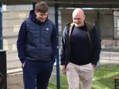 Die Mannschaft f&uuml;r die Oberliga ist komplett: Nun m&uuml;ssen Henning Rie&szlig;elmann und Trainer Stefan Emmerling eine schlagkr&auml;ftige Truppe zusammenschwei&szlig;en.