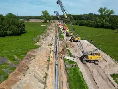 Die ersten rund 300 Meter der mehr als 70 Kilometer langen EWE-Zukunftsleitung sind jetzt westlich von Westerstede verlegt.