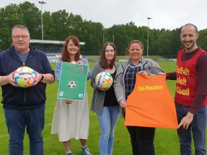 Organisieren das Fest &bdquo;Vielfalt spielt Fu&szlig;ball&ldquo; am 10. Juni im Ahlhorner Stadion: (von links) Thomas Schulz, Kerstin Korte, Sarina Privitelli, Julia Timm und Temur Litvinov.