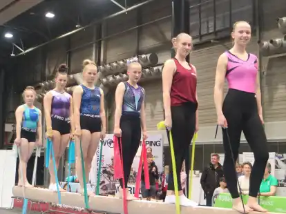 Raja Schroeder (Zweite von rechts) besuchte in Oldenburg einen Schwebebalken-Workshop bei Ex-Bundestrainerin Ulla Koch.