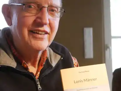 Der Schriftsteller Gerhard Roos mit seinem neuen Buch &bdquo;Lonis M&auml;nner