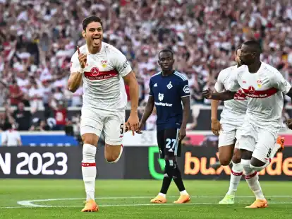 Konstantinos Mavropanos (l) sorgte beim VfB-Sieg gegen den HSV f&uuml;r den fr&uuml;hen Stuttgarter F&uuml;hrungstreffer.