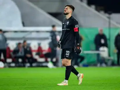 Der Einsatz von Stuttgarts Torwart Fabian Bredlow gegen Hamburg ist fraglich.