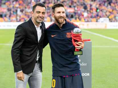 Xavi Hernandez (l) hofft weiter auf eine R&uuml;ckkehr von Messi zum FC Barcelona.