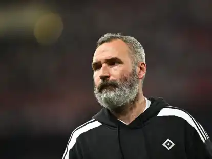 Steht nach dem verlorenen Relegationshinspiel mit dem R&uuml;cken zur Wand: Hamburgs Trainer Tim Walter.