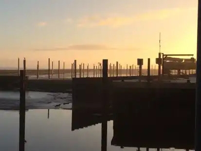 Sonnenaufgang in Dornumersiel am Hafen, einem bei Touristen beliebten Ort.