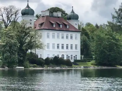 Pr&auml;chtig: Das Schloss Ammerland wurde Mitte der 1990er Jahre aufw&auml;ndig restauriert. Heute befindet es sich in Privatbesitz.