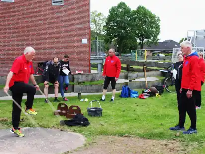 Sportabzeichen in Augustfehn: Hier versuchen junge und &auml;ltere Sportler gemeinsam, die geforderten Ergebnisse zu liefern.