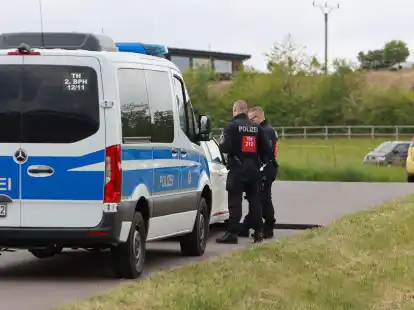 Einsatzkr&auml;fte der Polizei kontrollieren vor einem Veranstaltungsgel&auml;nde anreisende Teilnehmer eines mutma&szlig;lichen Reichsb&uuml;rgertreffens.