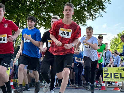 Im Zeitplan: P&uuml;nktlich um 9.45 Uhr startete der 2,5 Kilometer-Lauf.