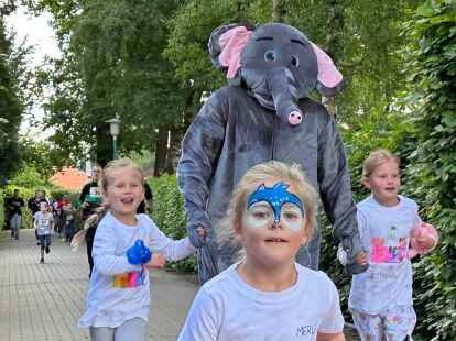 Elefantenstark: Auch die J&uuml;ngsten machten sich mit sympathischer Begleitung auf den Weg.