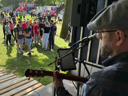 Lockere Runden: Auf dem Appellplatz trafen sich die Teilnehmer, wenn sie nicht unterwegs waren. Dort gab es auch Musik.