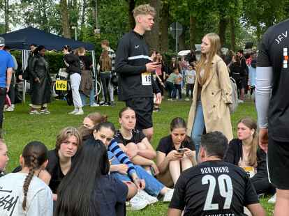 Lockere Runden: Auf dem Appellplatz trafen sich die Teilnehmer, wenn sie nicht unterwegs waren. Dort gab es auch Musik.