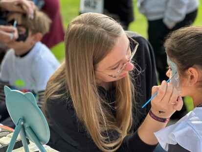 Unterhaltungsprogramm: Sch&uuml;lerinnen der Heilerziehungspflege sorgten f&uuml;r Spiel und Spa&szlig; bei den Kindern.