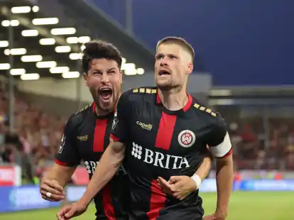 Johannes Wurtz (r) sorgte mit seinem Tor zum 2:0 f&uuml;r die Vorendscheidung beim Sieg von Wehen-Wiesbaden.