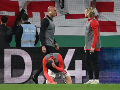 Leipzigs Andr&eacute; Silva wurde von einer M&uuml;nze am Kopf getroffen.